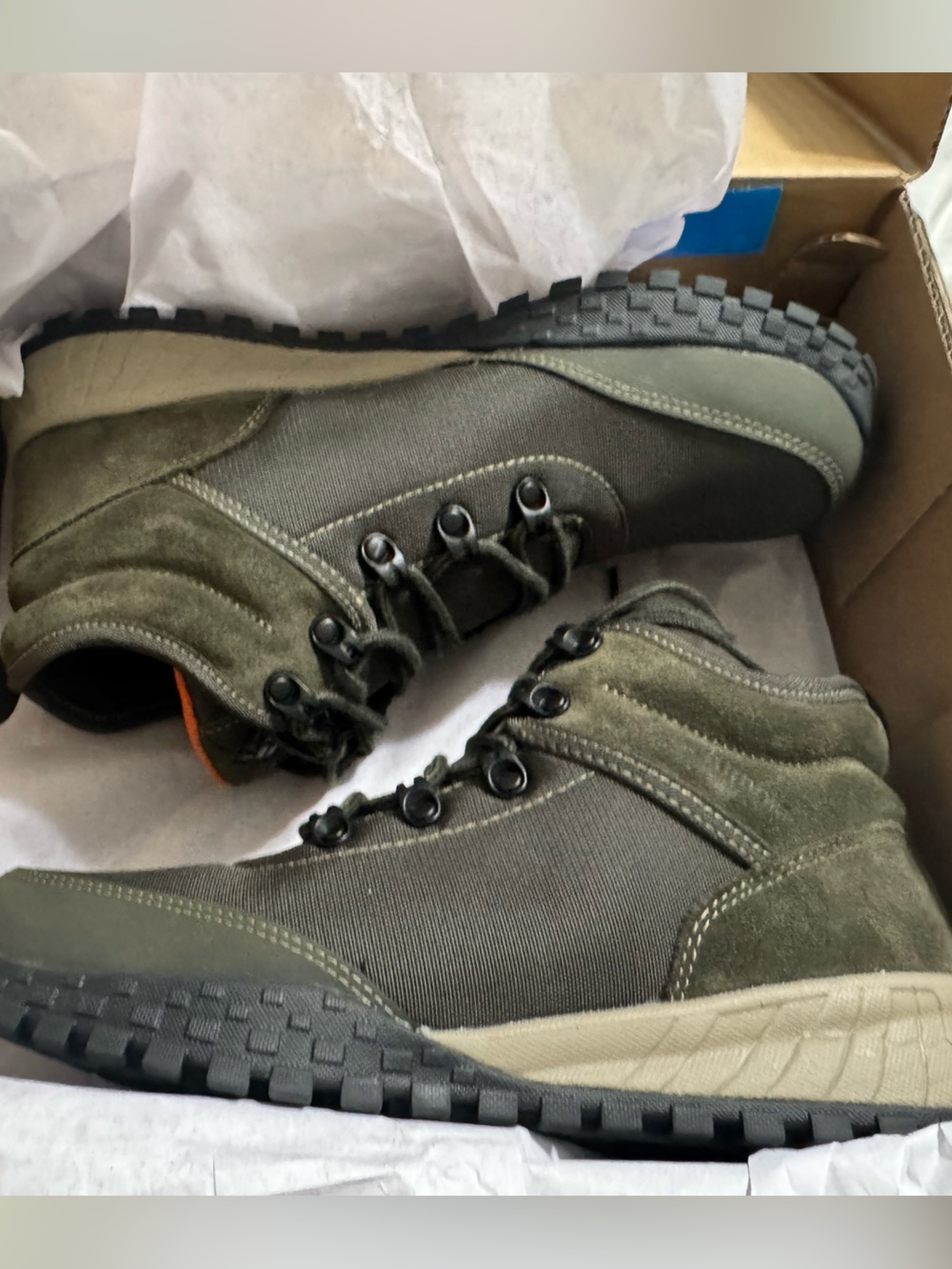 Brand new Columbia waterproof hiking boots Men 8.5